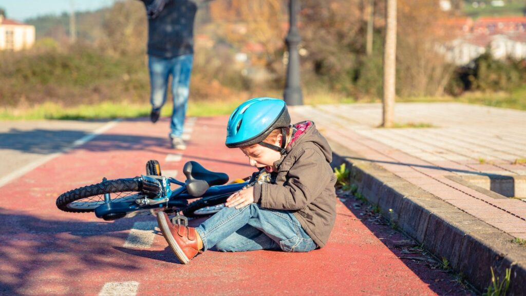 child knee pain fall, knee injury children, pediatric knee injury, serious child knee injury, fall injury knee pain, knee trauma kids, children knee pain diagnosis, knee pain after fall treatment, child knee injury specialist, knee pain management kids
